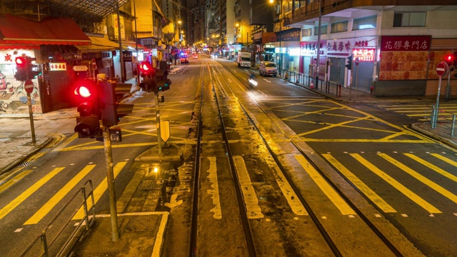 中国香港夜间有轨电车快速移动的时间流逝视频素材