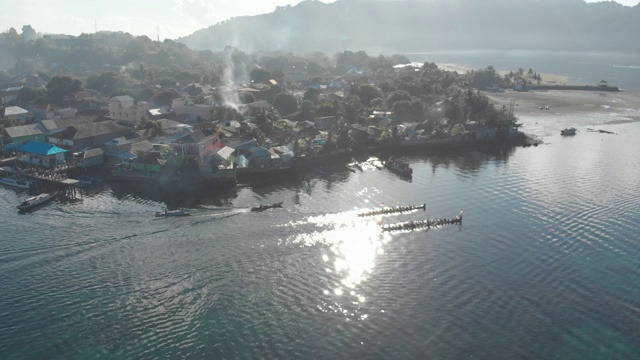航拍:在印尼马鲁古的班丹内拉举行的一年一度的科拉-科拉传统独木舟比赛视频素材