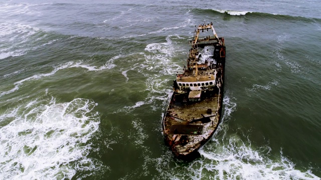 克罗斯角海岸的一艘被遗弃的船视频下载