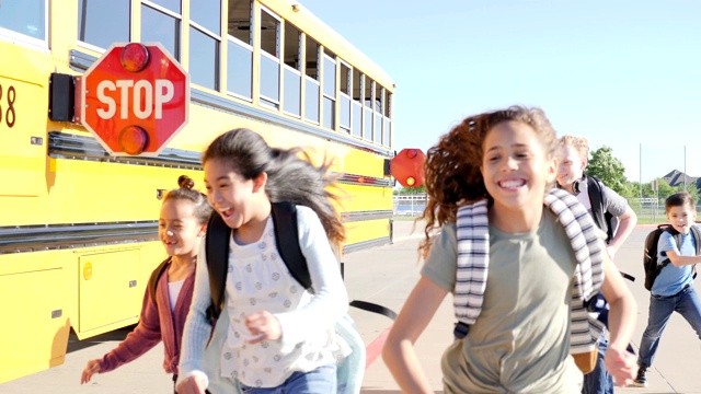一群兴奋的学生下了校车后奔跑视频下载