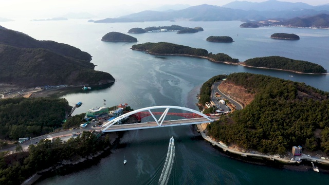 佐藤桥(又称桂河上的昌原桥)和昌原海上的几个岛屿视频下载