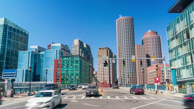 4K时间的波士顿城市景观与交通下的蓝天背景，美国马萨诸塞州市中心天际线，建筑和建筑与旅游概念。视频素材