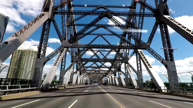 行驶在澳大利亚昆士兰布里斯班河上的Story桥上视频下载
