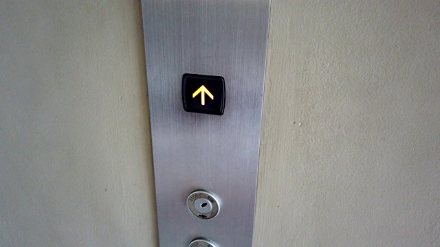 一个女人按下了电梯的按钮视频下载
