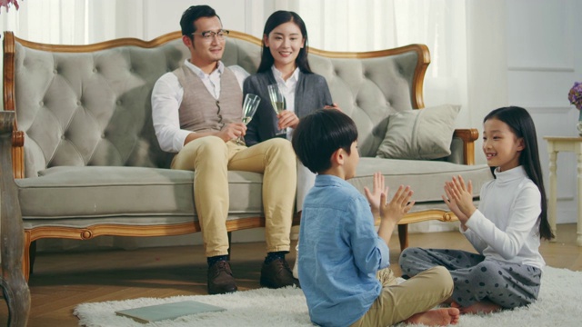 亚洲父母在家看孩子玩耍视频素材