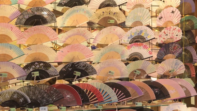 五颜六色的日本扇子在日本京都向游客展示视频下载