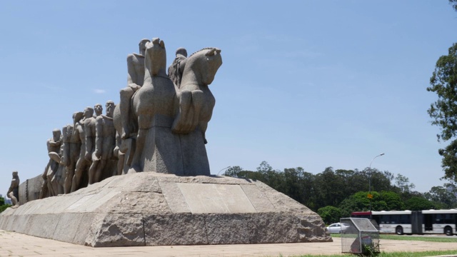 旗帜纪念碑在伊比拉普埃拉公园，圣保罗，巴西视频下载