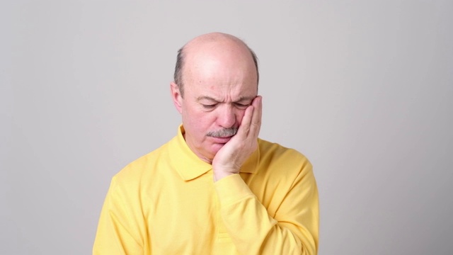 一位老人牙疼得厉害视频下载
