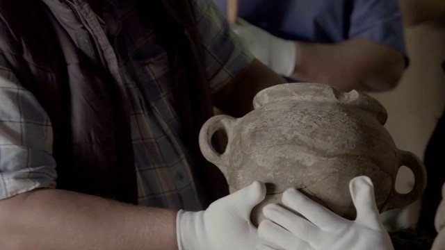 考古学家手中的陶器。博物馆展览用具。视频下载