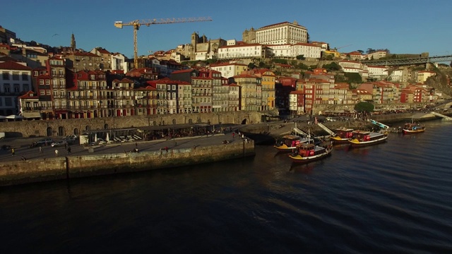 日落时分的波尔图古城和杜罗河，葡萄牙视频下载