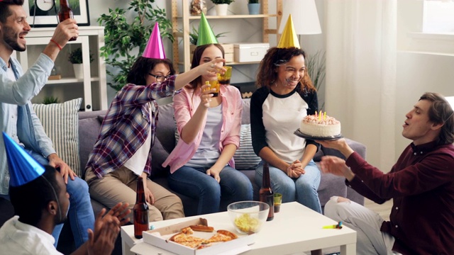 男人和女人庆祝生日吹蜡烛在蛋糕上祝酒和喝酒视频下载