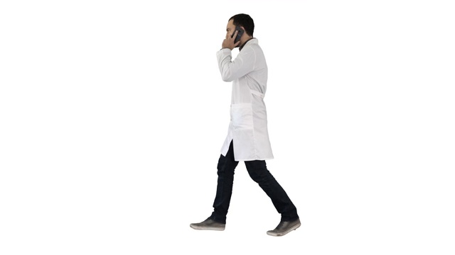 年轻医生与移动和步行在白色背景视频素材
