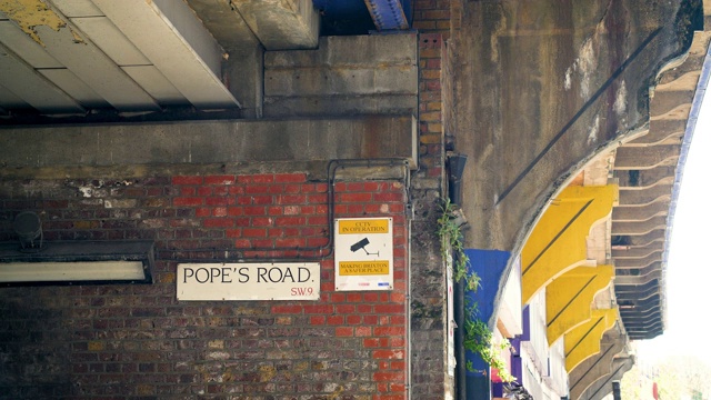 伦敦布里克斯顿的WS Pope's Road街道标志视频下载