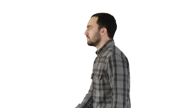 自信随意的男人走在白色的背景上视频素材