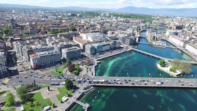 先进的无人机镜头俯瞰日内瓦市中心-典型的瑞士-清洁的水，美丽的天际线，安静的环境视频下载