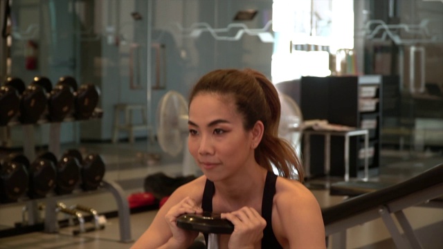 在健身房锻炼的女人视频素材