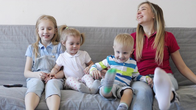 幸福的家庭在家里的沙发上玩。视频下载