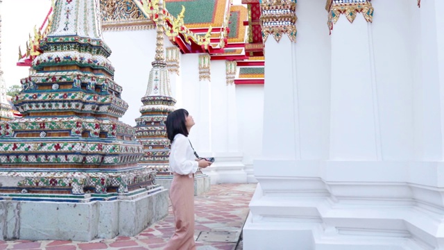 亚洲女性游客在曼谷参观泰国寺庙时拍照视频素材