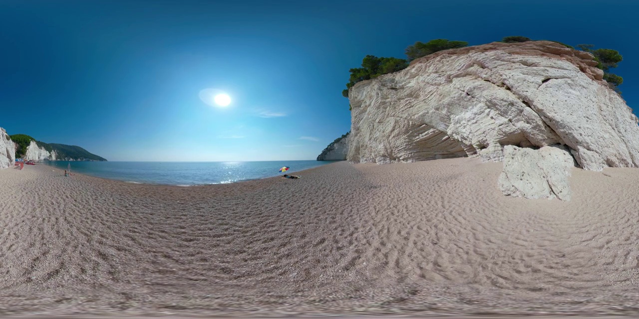 360 VR / Vignanotica海滩与白色石灰岩岩石在亚得里亚海视频素材