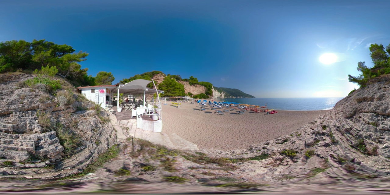 360 VR /海滩餐厅在Vignanotica海滩在亚得里亚海视频素材