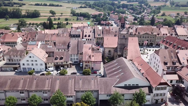 一架无人机在瑞士老城Avenches的古老民居上空飞行视频素材