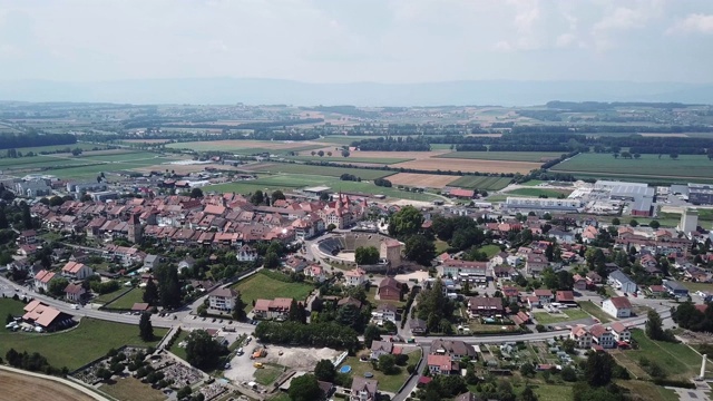 瑞士Avenches夏季景观的航拍视频视频素材