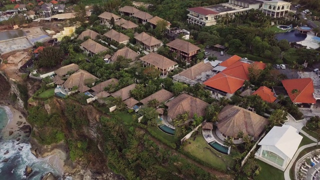 俯瞰印度尼西亚巴厘岛的海景悬崖上的豪华平房视频下载
