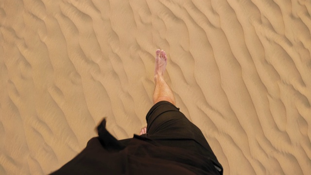 一个人赤脚走在沙漠里视频素材