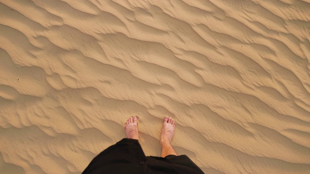 一个人赤脚站在沙漠里视频素材