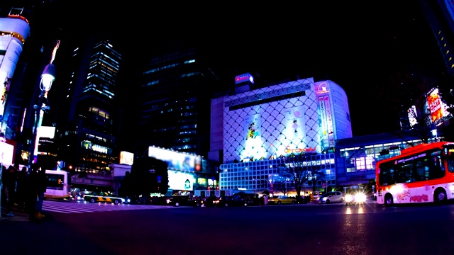 在东京涩谷这个霓虹小镇的十字路口，夜幕渐渐降临视频下载