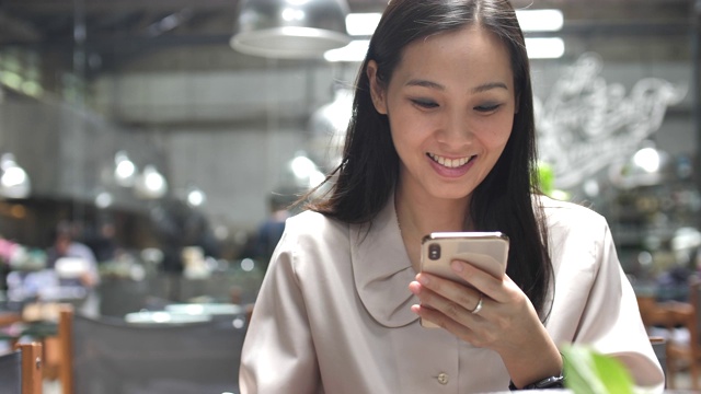 亚洲女性使用智能手机视频素材