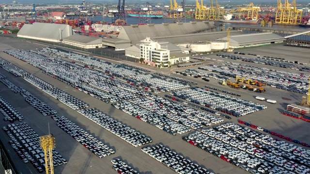 4k鸟瞰图，数千辆新车在港口等待出口视频素材