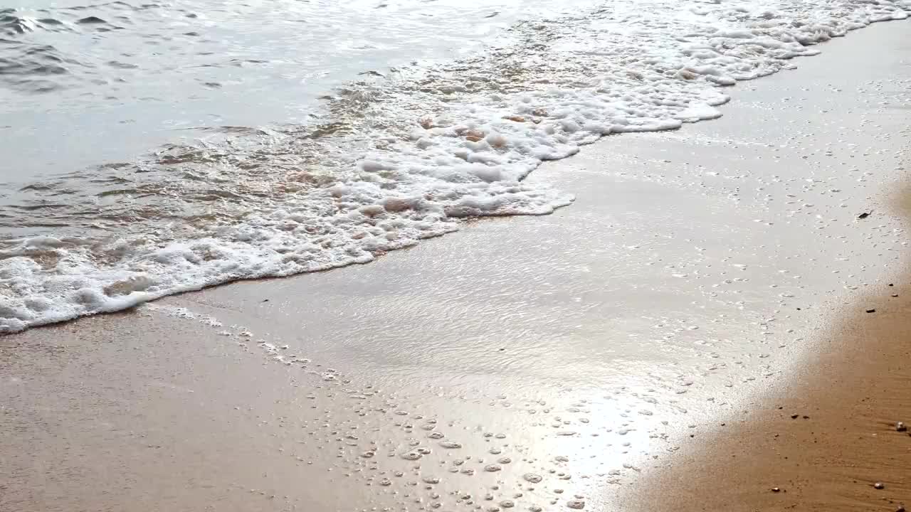 沙滩上的海浪视频下载