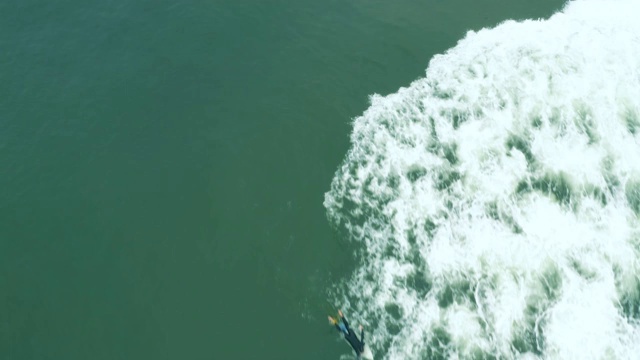 冲浪者和行人在亨廷顿海滩码头-无人机拍摄视频素材