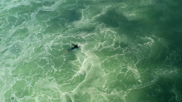 冲浪者和行人在亨廷顿海滩码头-无人机拍摄视频素材