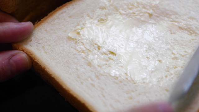 把人造黄油涂在面包上视频下载
