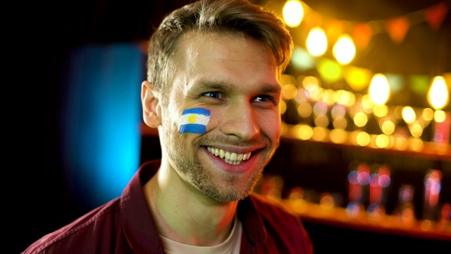 球迷用阿根廷国旗画在脸颊上，高兴的球队赢得比赛视频下载