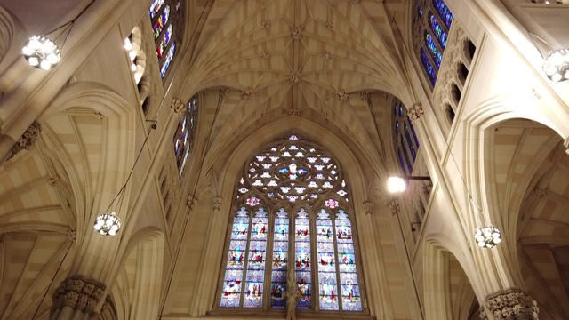 美国纽约市曼哈顿的圣帕特里克大教堂视频素材