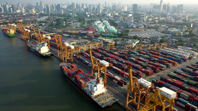 工业港口鸟瞰图与集装箱船视频素材