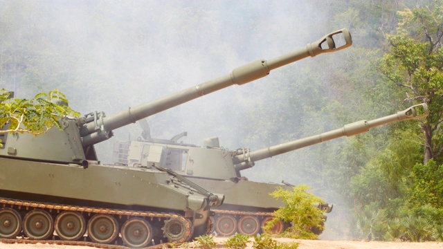重型火炮射击。装甲坦克视频素材
