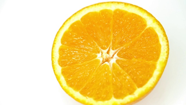 白色背景上的鲜橙。视频素材