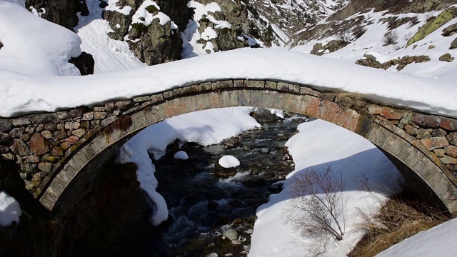 科鲁河上的一座历史悠久的木桥。阿尔温特视频素材