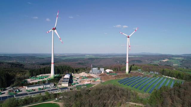 风力涡轮机园和太阳能集热器-鸟瞰图视频素材
