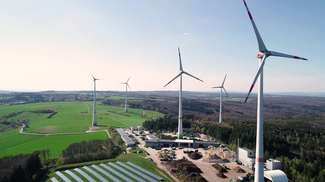 风力涡轮机园和太阳能集热器-鸟瞰图视频素材