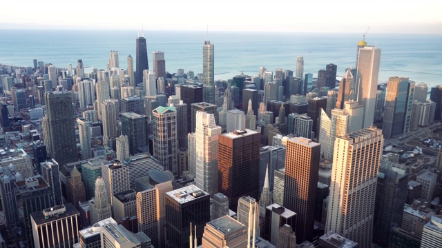 在美丽的日落时分，在美国伊利诺伊州的芝加哥，景观和现代建筑的概念，4k镜头的芝加哥天际线全景与蓝天和云视频下载