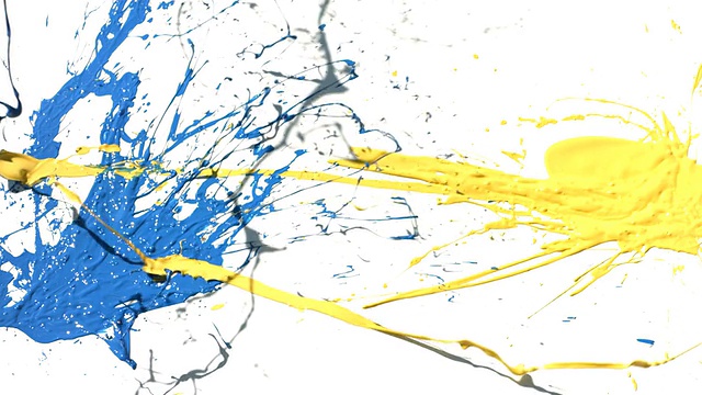 黄色和蓝色的颜料飞溅在白色的背景上视频素材