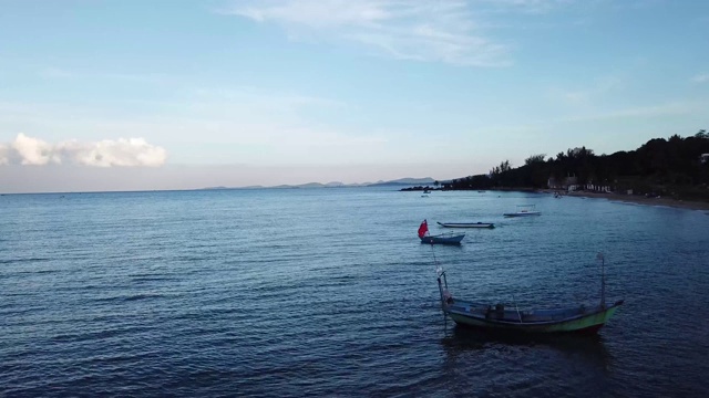 4K无人机拍摄越南富国岛的日出渔船视频下载