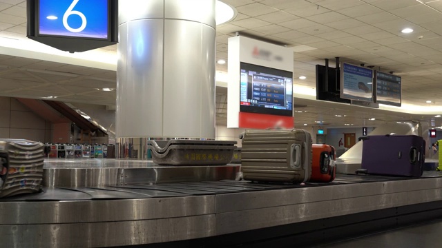 旅客的行李在机场的行李传送带上移动。视频素材