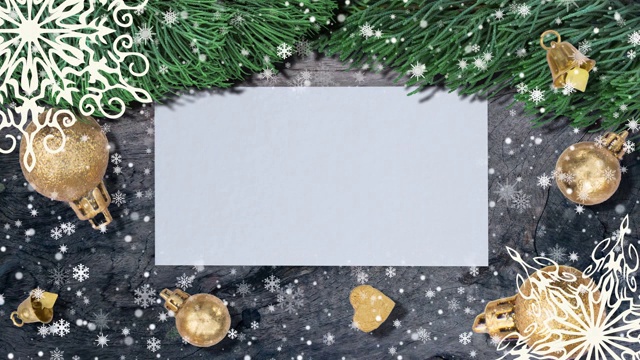 圣诞背景与冷杉树枝，雪花和金球在质朴的木制桌子。顶部视图与字母和复制空间视频素材