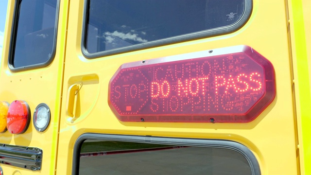 校车上闪着停车标志视频素材